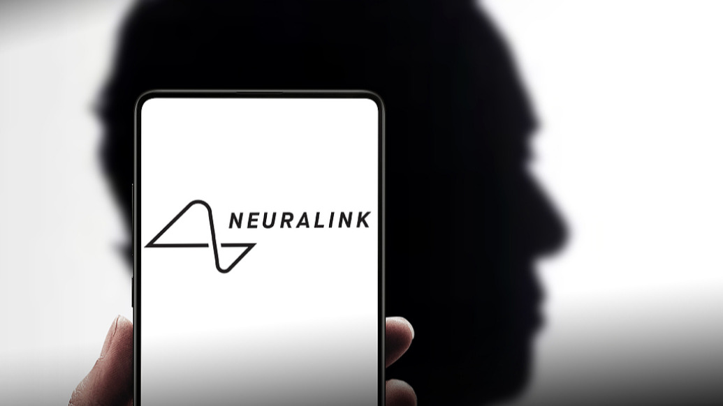 马斯克旗下脑机公司将在英国启动脑芯片临床实验，帮瘫痪患者用意念控制设备