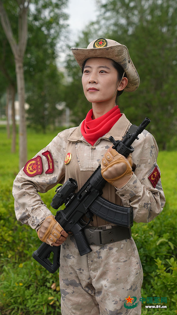 荣光之路丨带着红色基因印记走过天安门，女民兵太飒了！