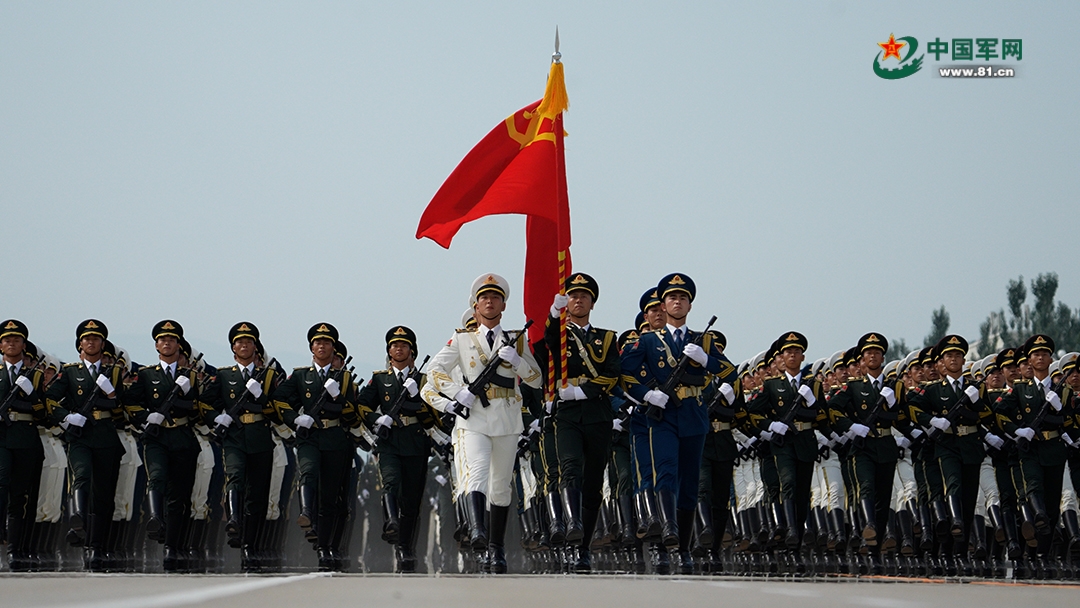 荣光之路丨从军旗擎旗手到党旗擎旗手，旗帜是生命是信仰