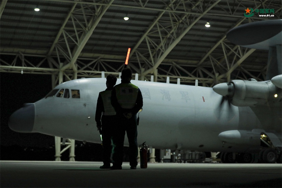 暗夜起飞！东部战区海军航空兵某部组织下半夜飞行训练