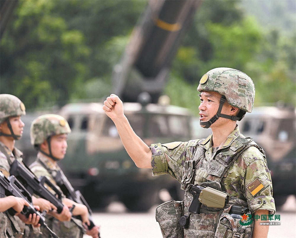 挺立在导弹发射架下——火箭军某旅政治委员张武松速写