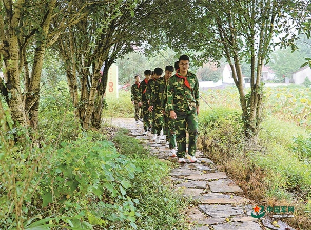 安徽省南陵县人武部组织学生探访新四军小道，聆听土塘村红色故事